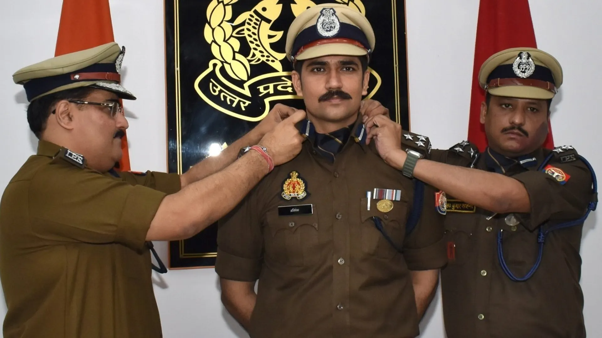 पीलीभीत एसपी अभिषेक यादव बनें डीआईजी, एडीजी ने लगाया रैंक प्रतीक चिन्ह