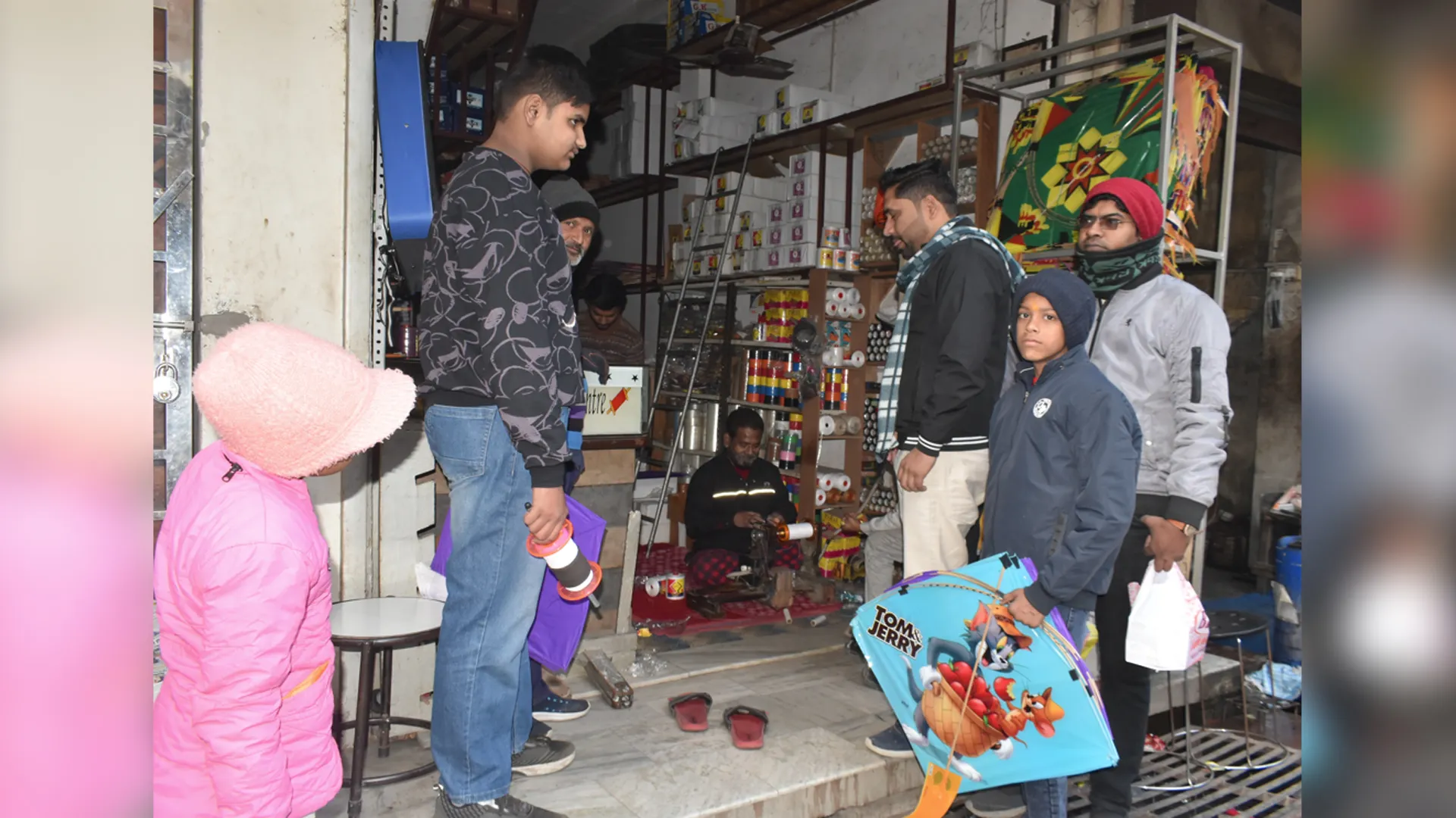 Bareilly : मकर संक्रांति पर खूब बिकी पतंग, 50 लाख का कारोबार