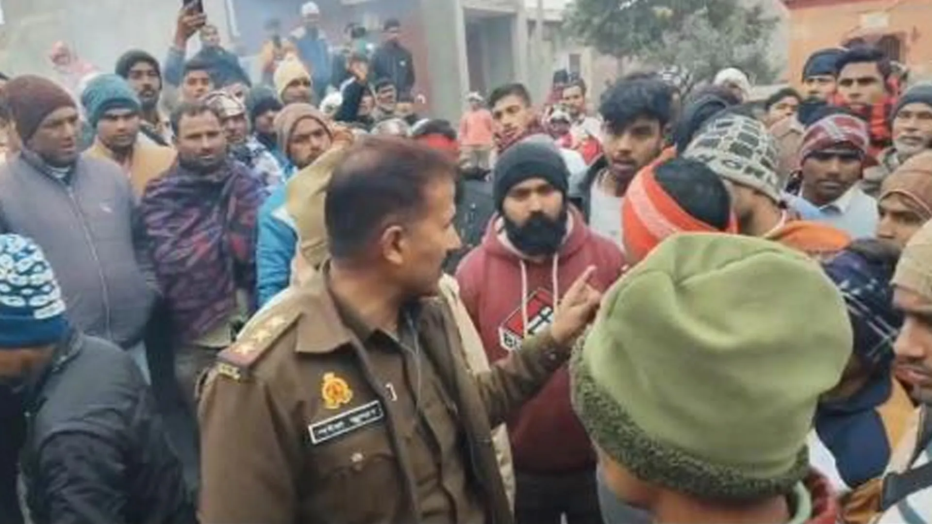 बदायूं : प्रभात फेरी निकालने को लेकर विवाद, दो पक्ष आमने-सामने