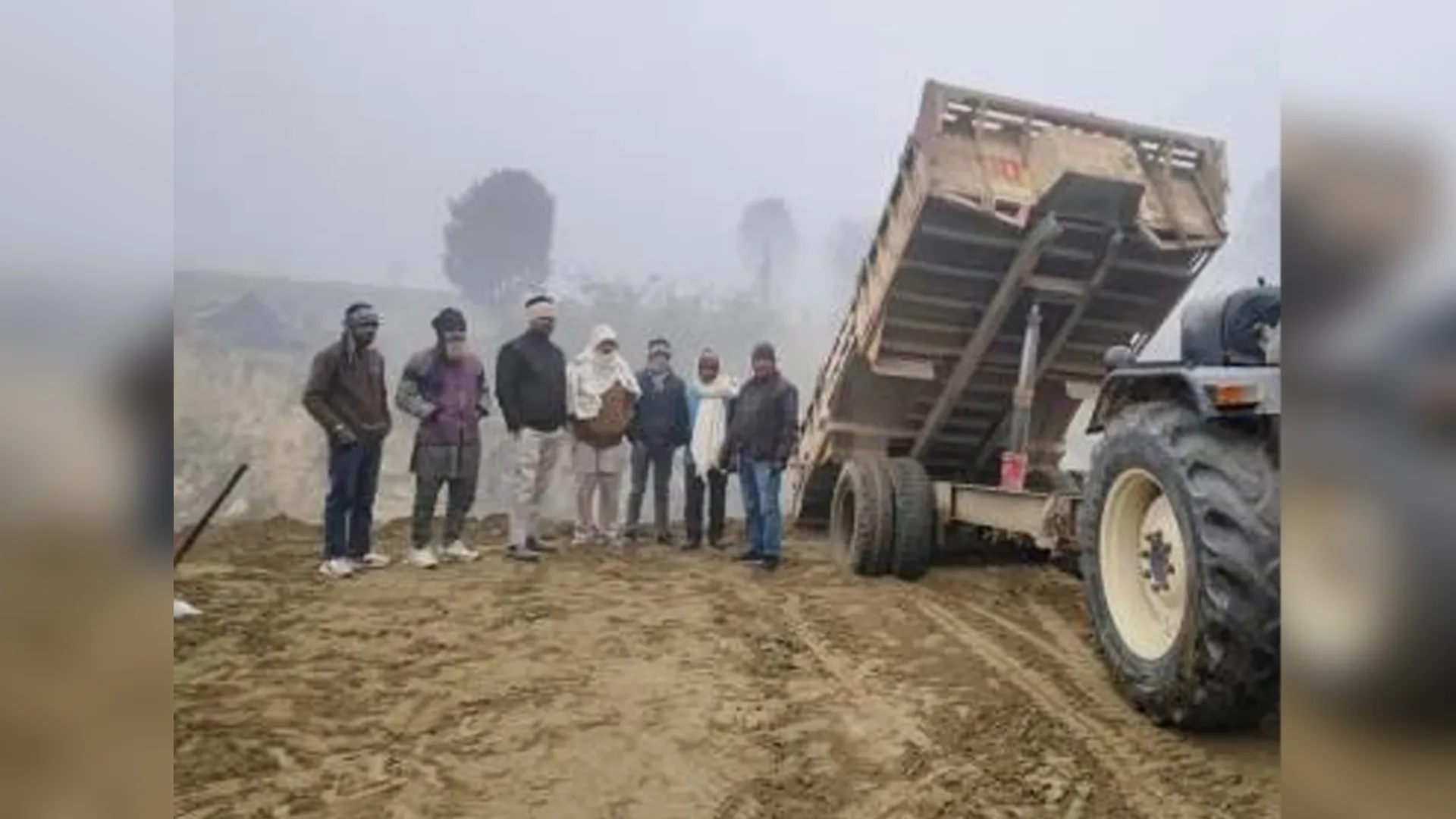 रामपुर :  बहगुल नदी पर किसानों के श्रमदान से बांध निर्माण शुरू