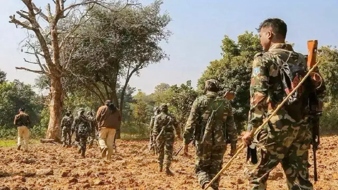 नक्सल मुक्त हो रहा छत्तीसगढ़! 1.41 करोड़ रुपए के इनाम वाले 52 माओवादियों ने किया आत्मसमर्पण