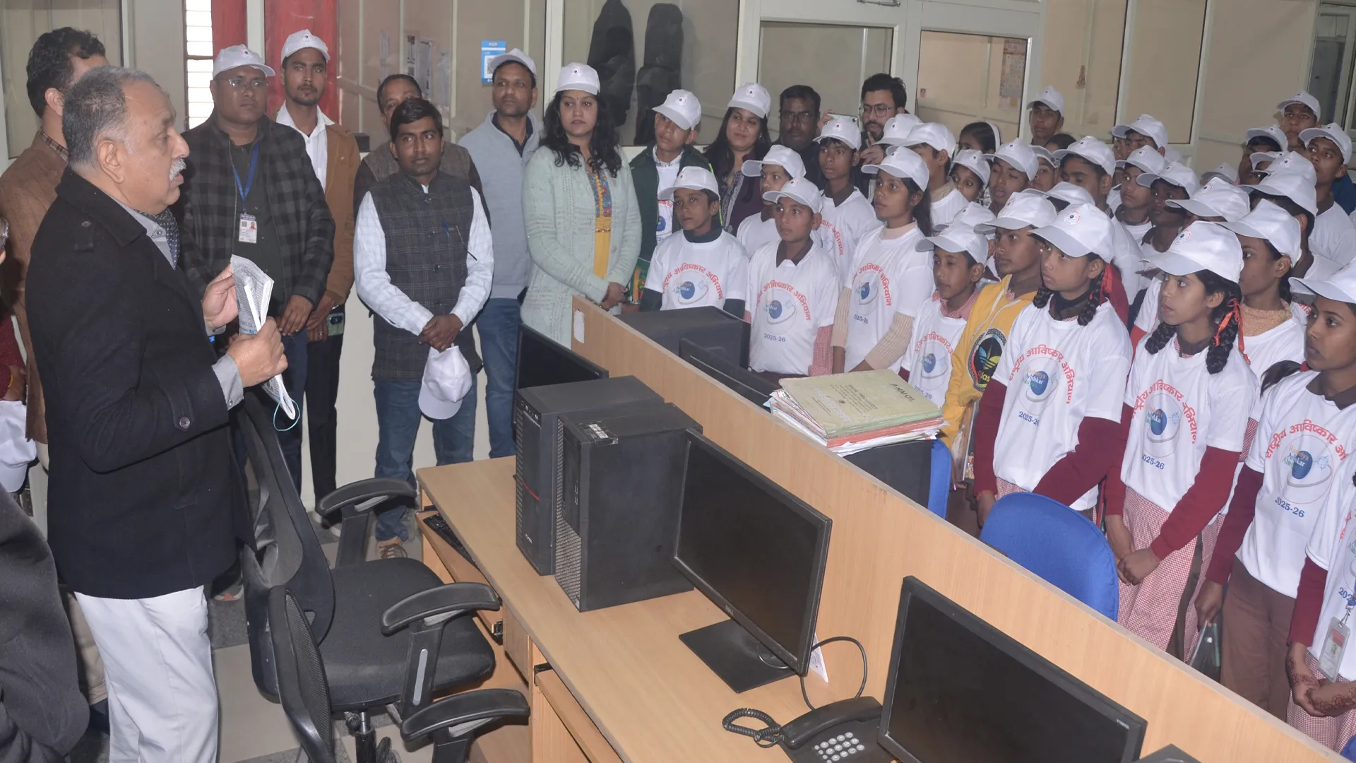 Bareilly : छात्र-छात्राओं ने अमृत विचार अखबार को बनते हुए देखा