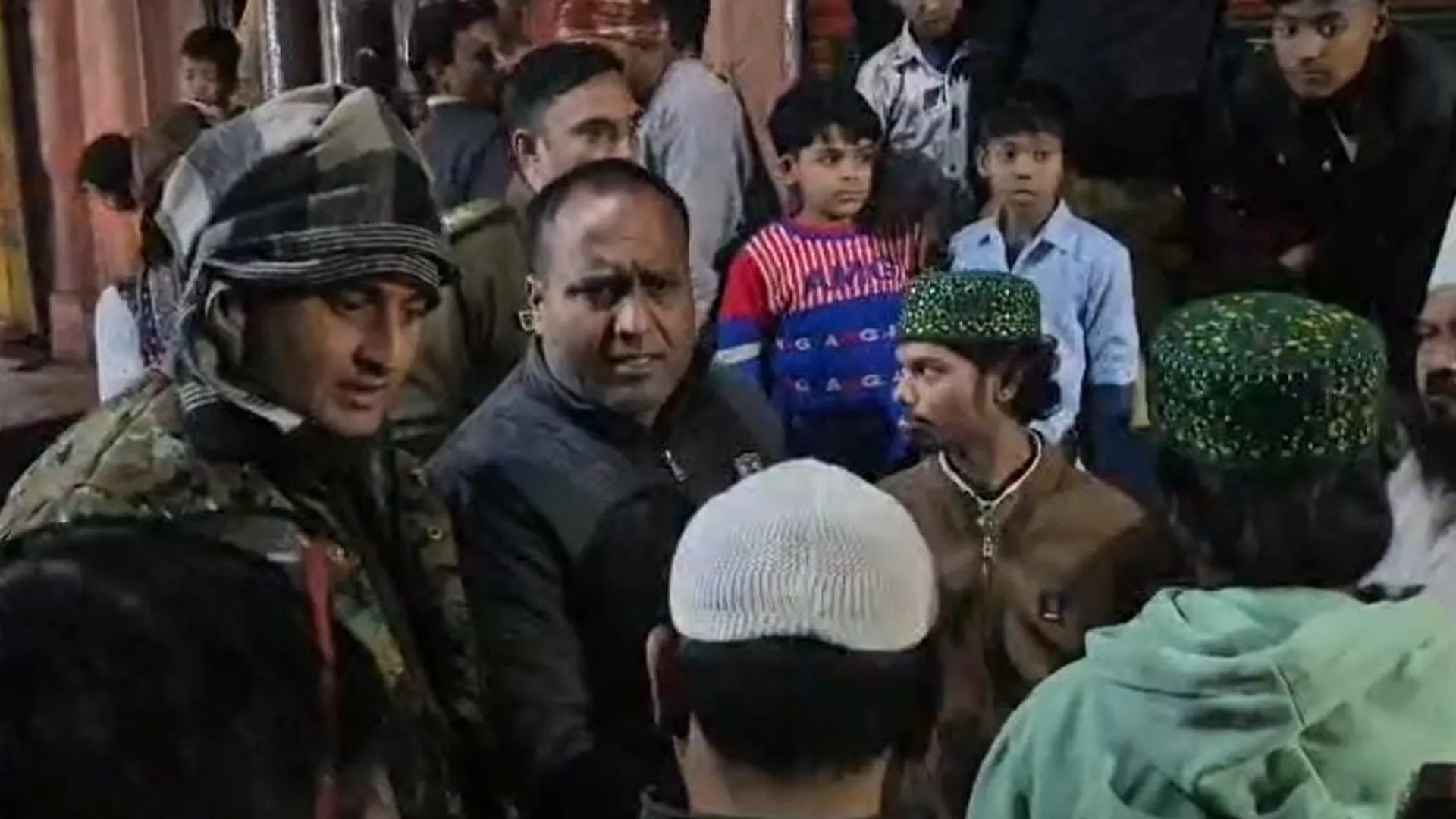 Budaun : माहौल बिगाड़ने का प्रयास, चेयरमैन समेत नौ लोगों पर रिपोर्ट दर्ज