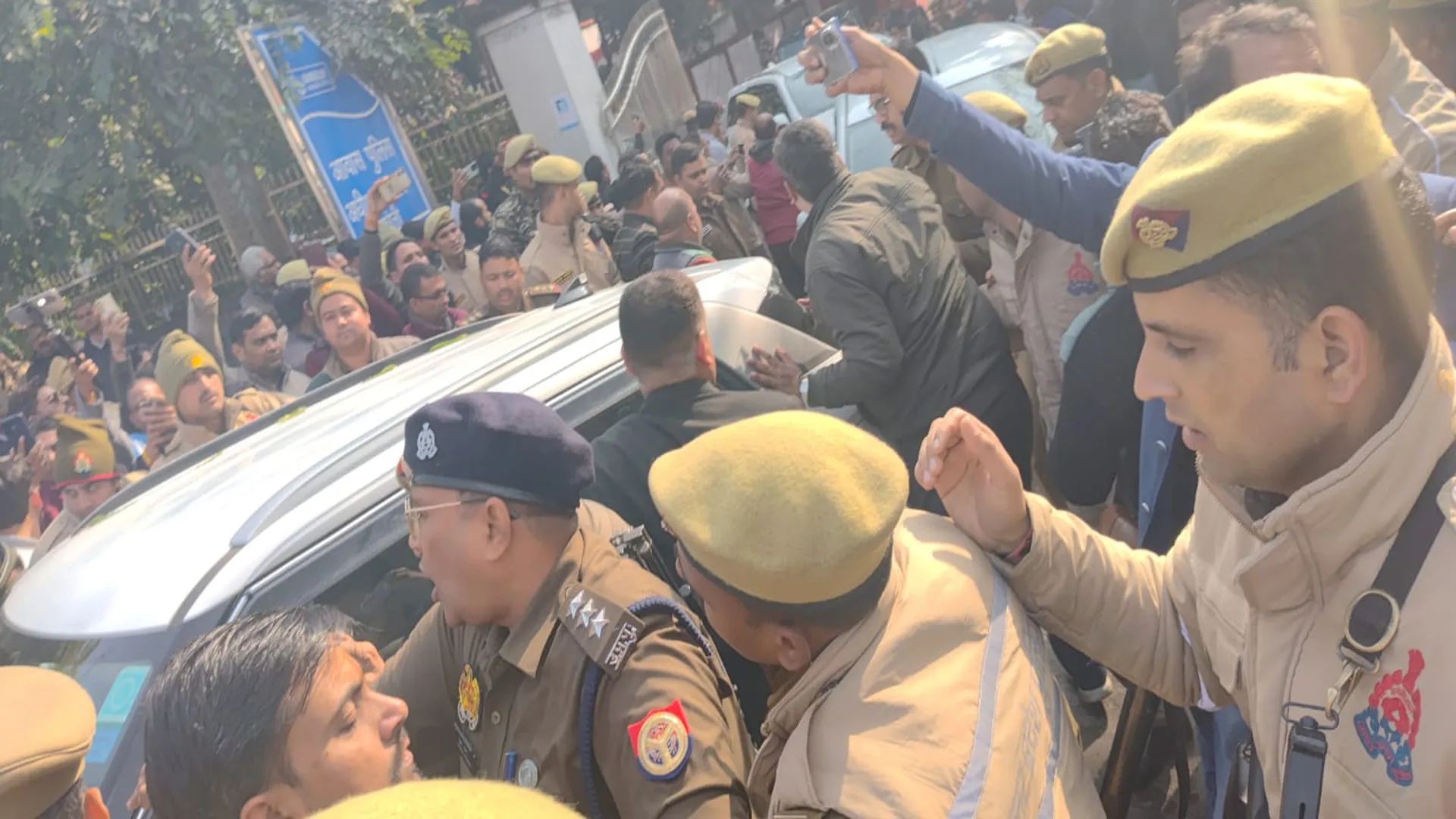 Bareilly : भारी हंगामे के बीच कार में बैठाकर अलंकार अग्निहोत्री को एडीएम कंपाउंड से ले जाया गया, समर्थकों ने बताया लोकतंत्र की हत्या