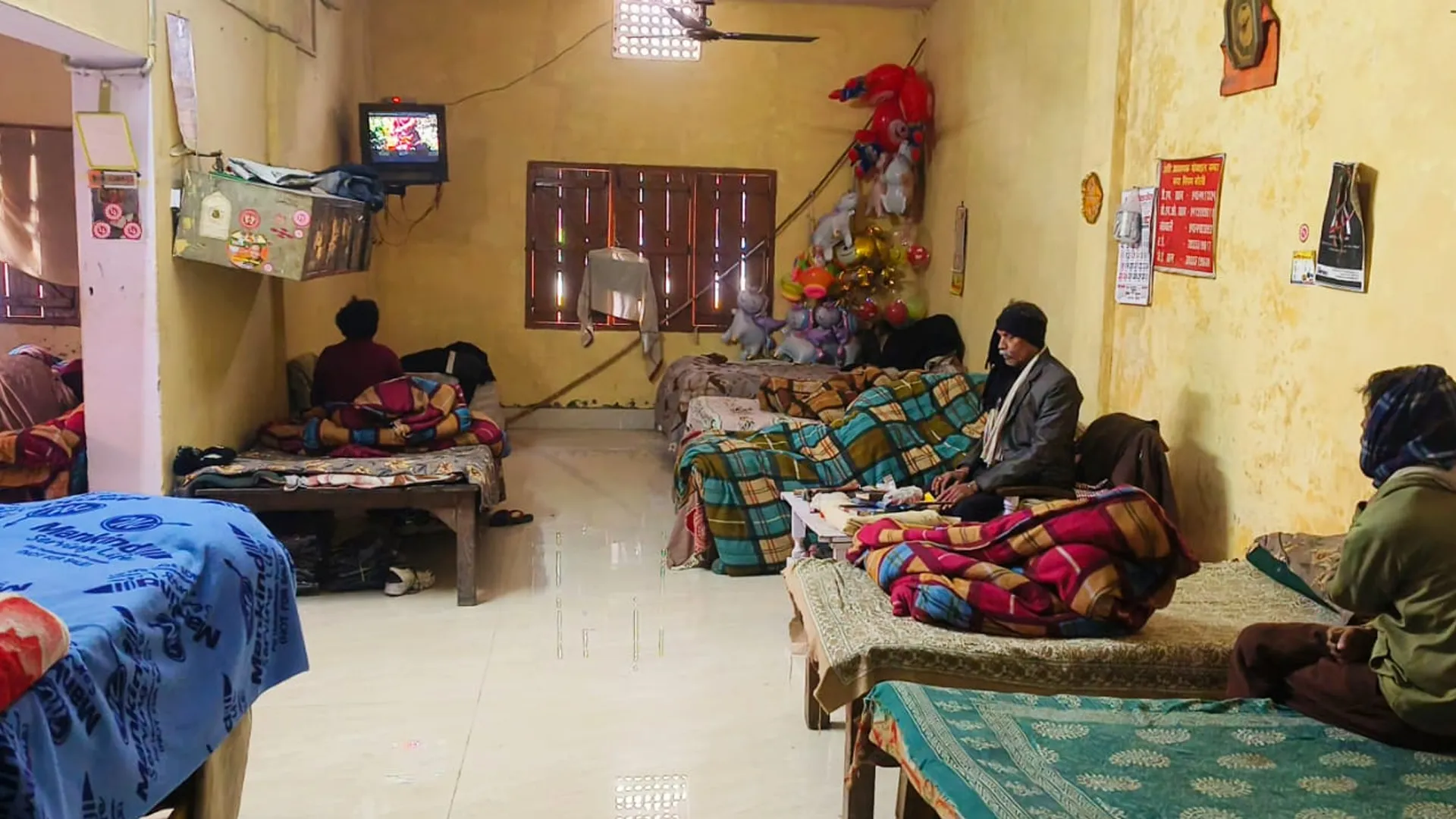 Bareilly : सर्दी संग रैन बसेरों में बढ़े यात्री, अलाव न जलने से लोग परेशान