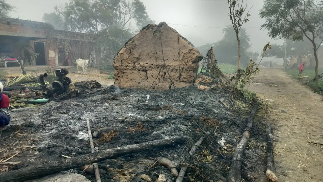 बाराबंकी : आग से घर जले पशु झुलसे, लाखों का सामान राख