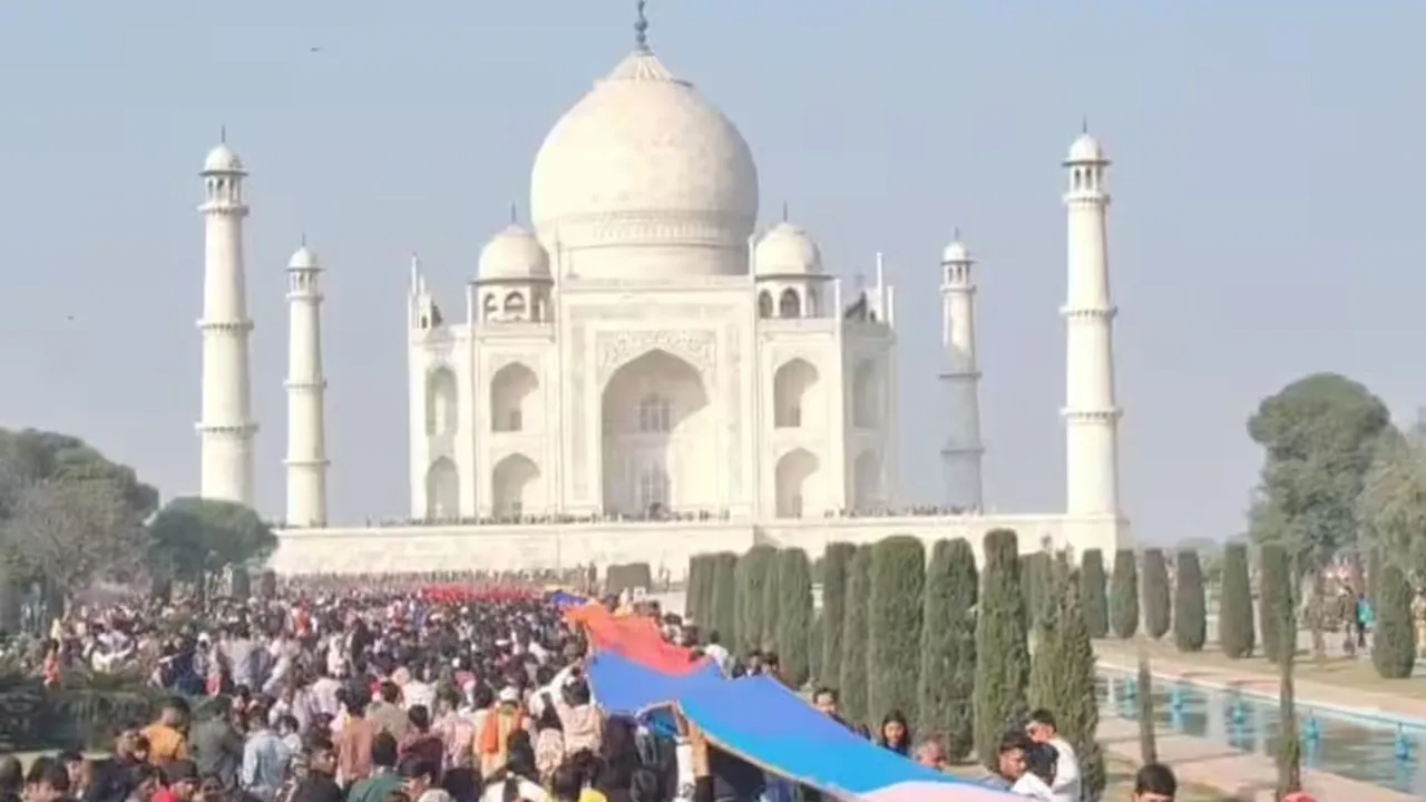 आगरा में रुक नहीं रहा है उर्स का विरोध, बजरंग दल के कार्यकर्ताओं ने किया प्रदर्शन