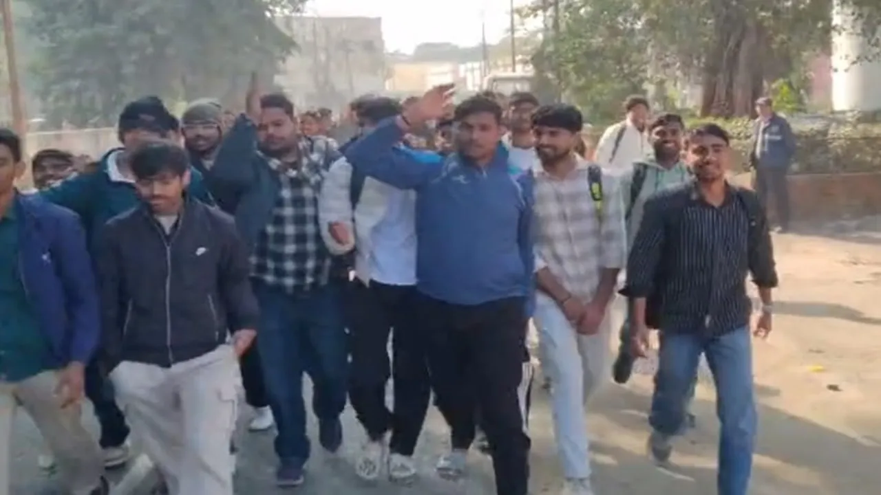 कानपुर : एचबीटीयू में छात्रों ने जमकर किया हंगामा, परिसर में निकाला जुलूस, जानें वजह