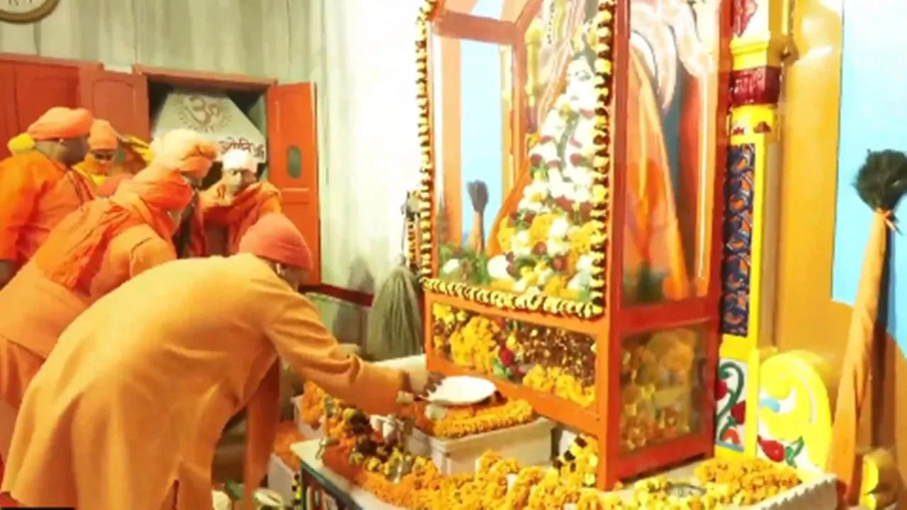 गोरखनाथ मंदिर में उमड़ा भक्तों का हुजूम : सीएम योगी ने अर्पित की गुरु गोरखनाथ को आस्था की खिचड़ी