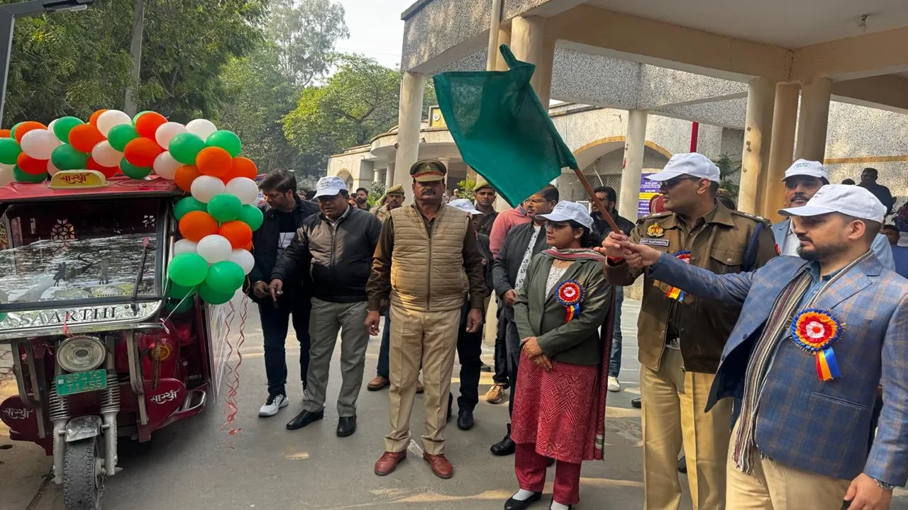 बाराबंकी में राष्ट्रीय सड़क सुरक्षा माह का शुभारंभ, डीएम-एसपी ने बाइक जागरूकता रैली को दिखाई हरी झंडी 