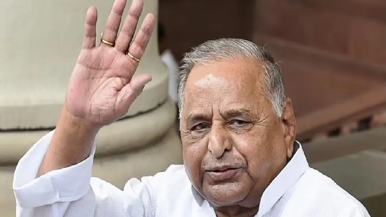 माघ मेला 2026 : मुलायम सिंह यादव की तस्वीर के साथ सपा कार्यकर्ता ने संगम में लगाई डुबकी 