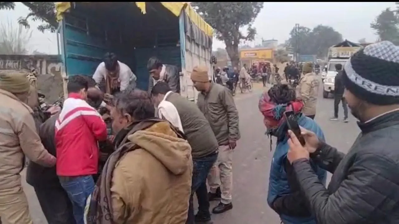 सुलतानपुर : बेकाबू कार की टक्कर से बाइक सवार की मौत, दो घायल