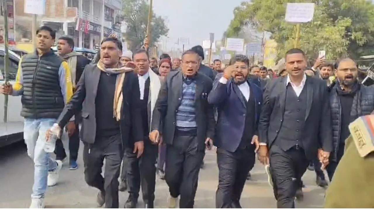 अमेठी : SDM मुसाफिरखाना के खिलाफ लामबंद हुए अधिवक्ता, सैकड़ों की संख्या में सड़क पर उतरे, लगाया भ्रष्टाचार का आरोप