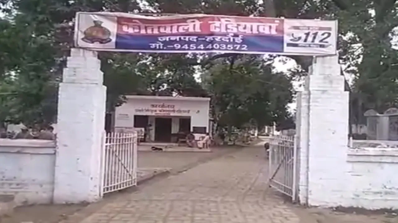 हरदोई : लापता प्रेमी युगल का गांव के बाहर पेड़ से से लकटता मिला शव, इलाके में सनसनी