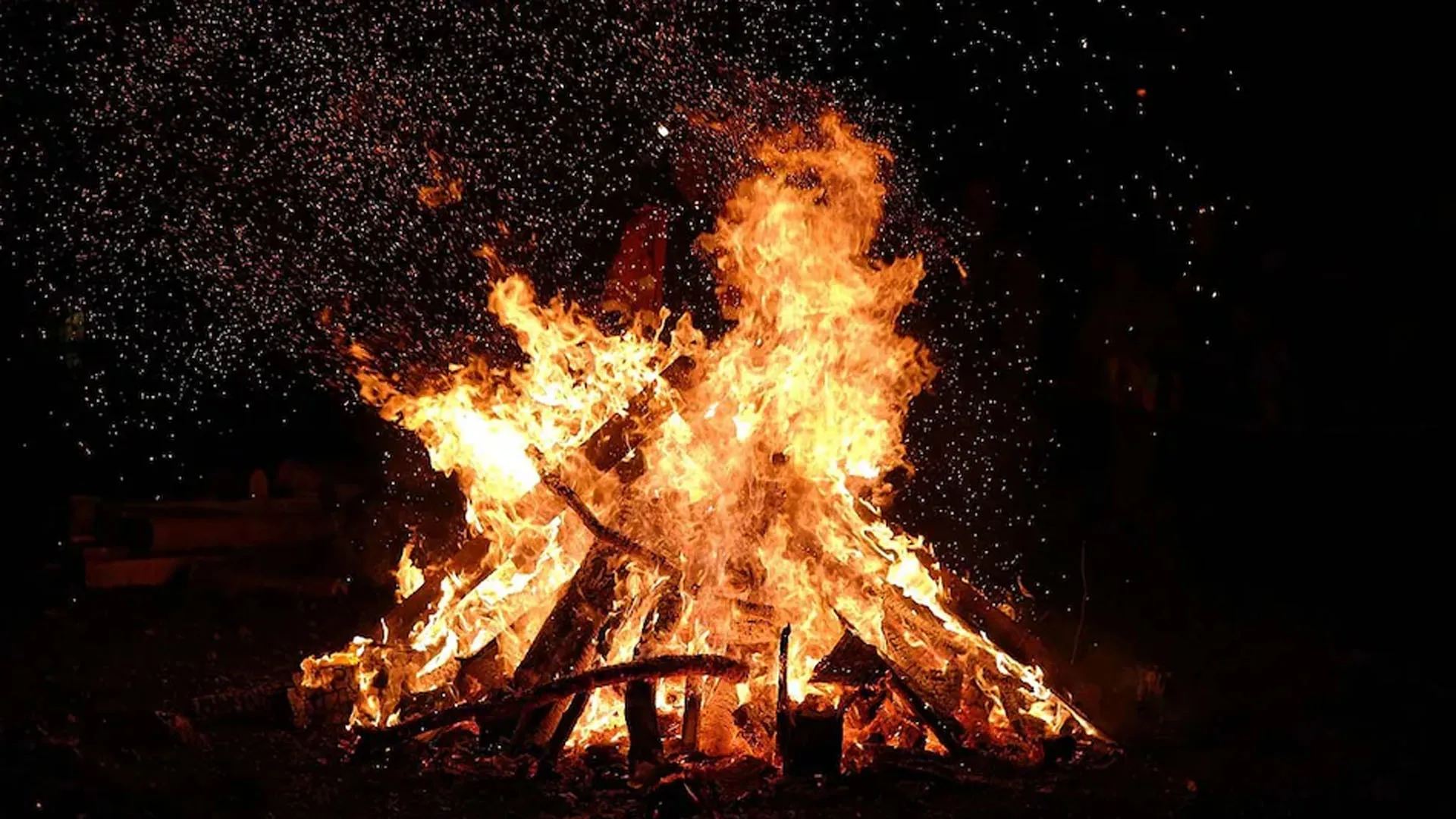 Bareilly: दुकान में साजिशन आग लगाने का आरोप, ई-रिक्शा व नकदी समेत लाखों का सामान राख