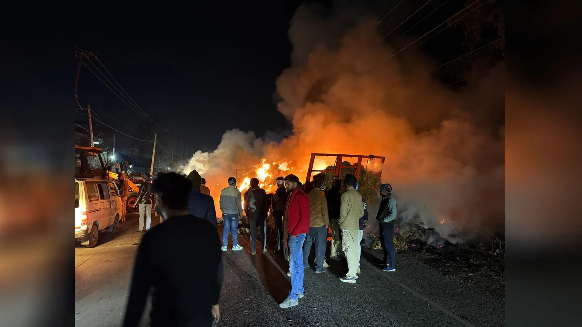 UP: मुरादाबाद रोड पर पराली भरी ट्रैक्टर ट्रॉली में आग लगने से अफरा-तफरी, सड़क पर लगा जाम