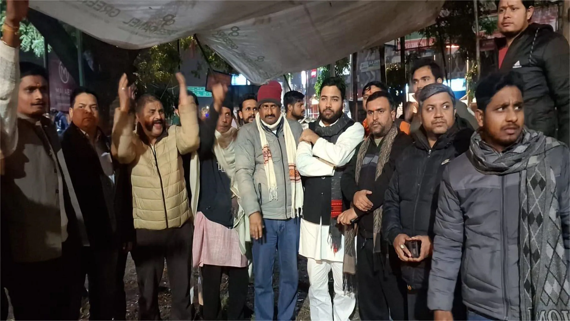 Bareilly : अलंकार हाउस अरेस्ट...देर रात समर्थकों का बारिश में धरना प्रदर्शन