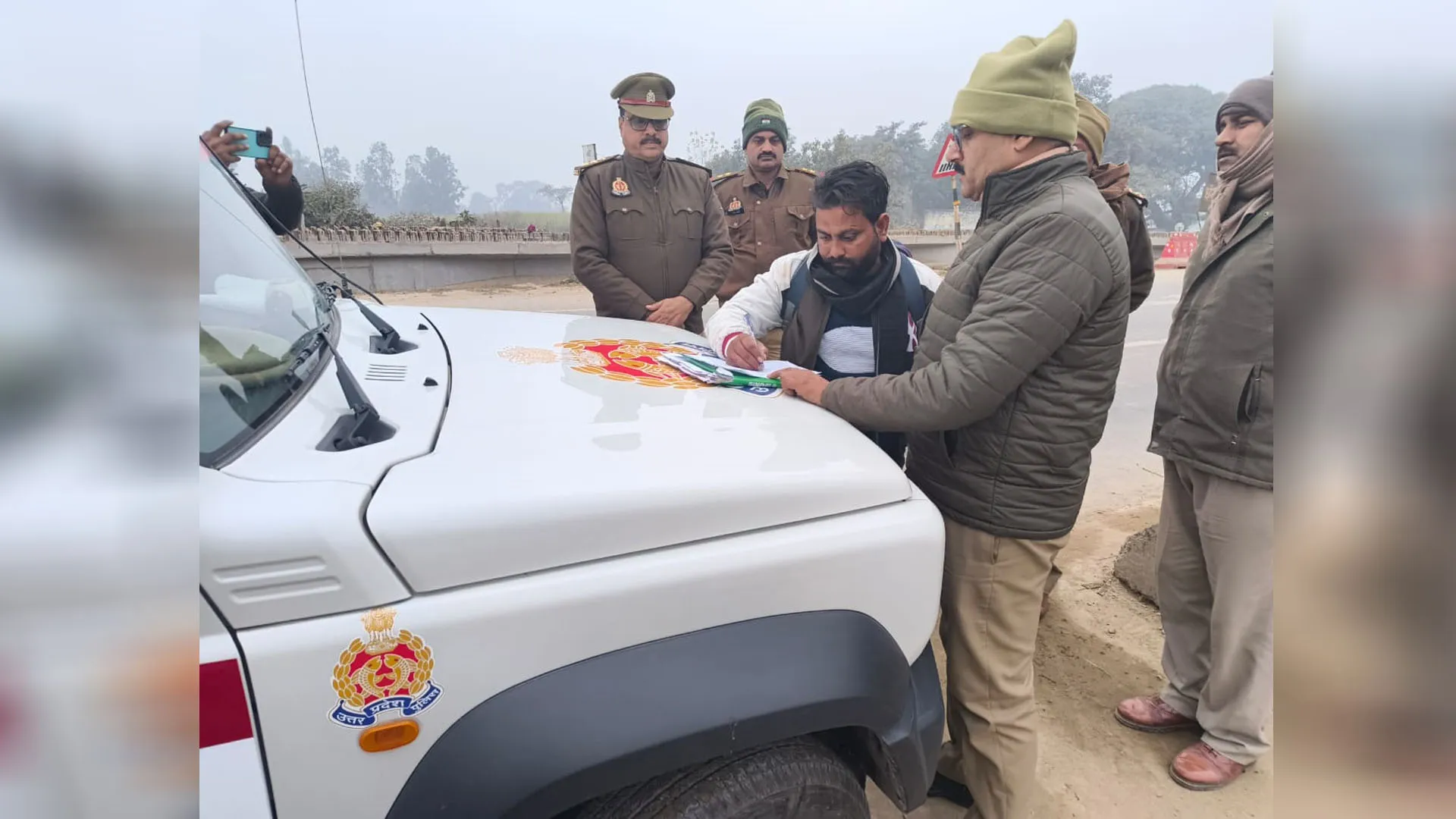 Bareilly: बदमाश वसीम छह माह के लिए किया गया जिला बदर...पुलिस ने सीमा पार छोड़ा