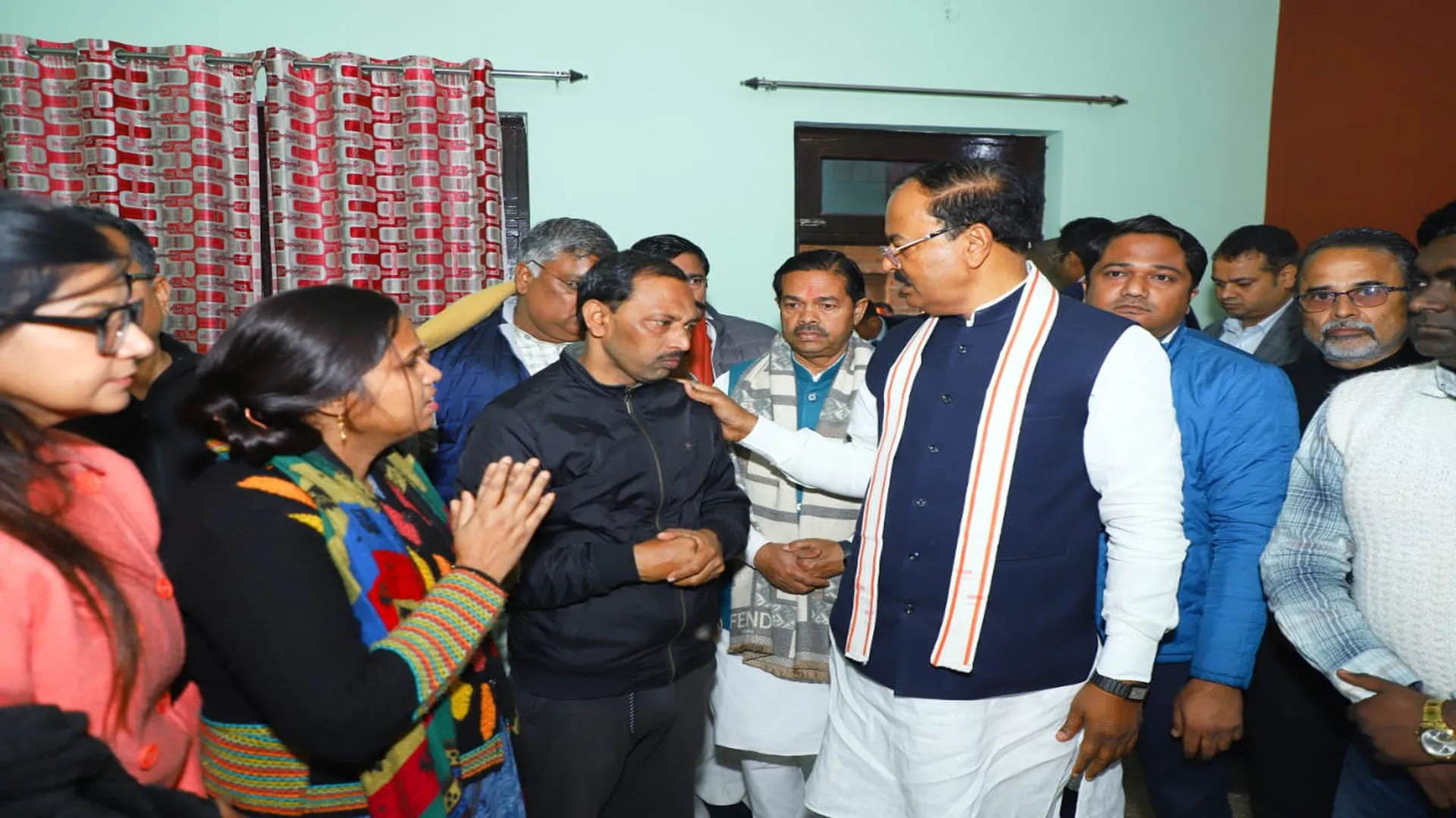 बदायूं: बिल्सी विधायक की मां का निधन, ढांढस बंधाने पहुंचे डिप्टी सीएम