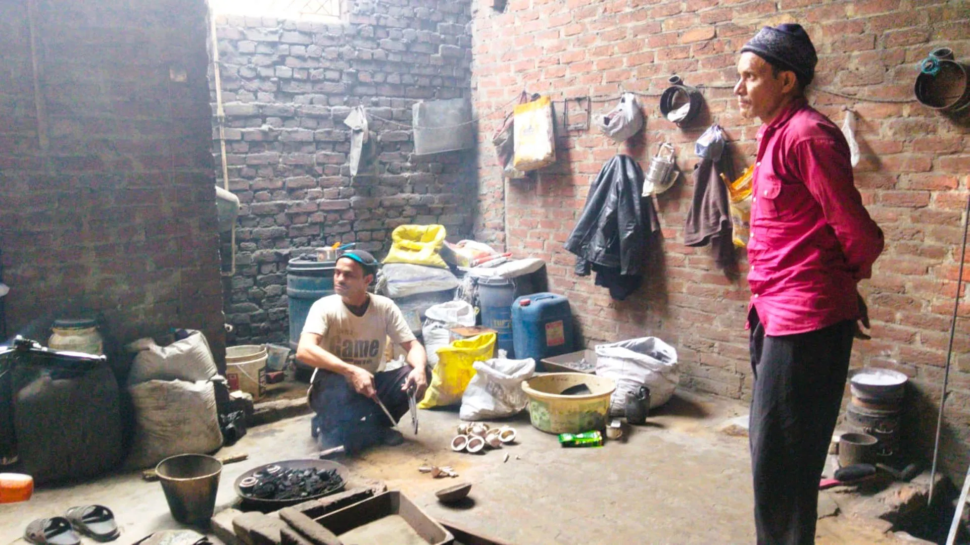 Moradabad: ई-वेस्ट गलाने वाली आठ अवैध भट्ठियों कीं ध्वस्त, परिसर किया गया सील