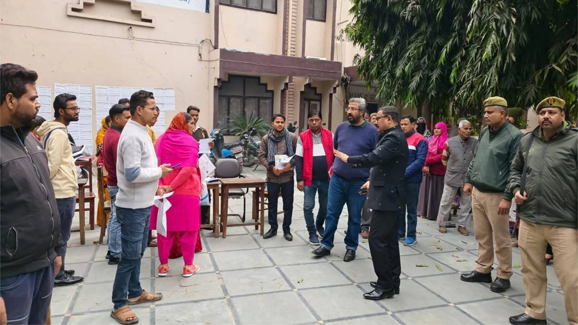 Bareilly: बूथों पर नो मैपिंग के नोटिसों पर सुनवाई शुरू, डीएम ने किया निरीक्षण