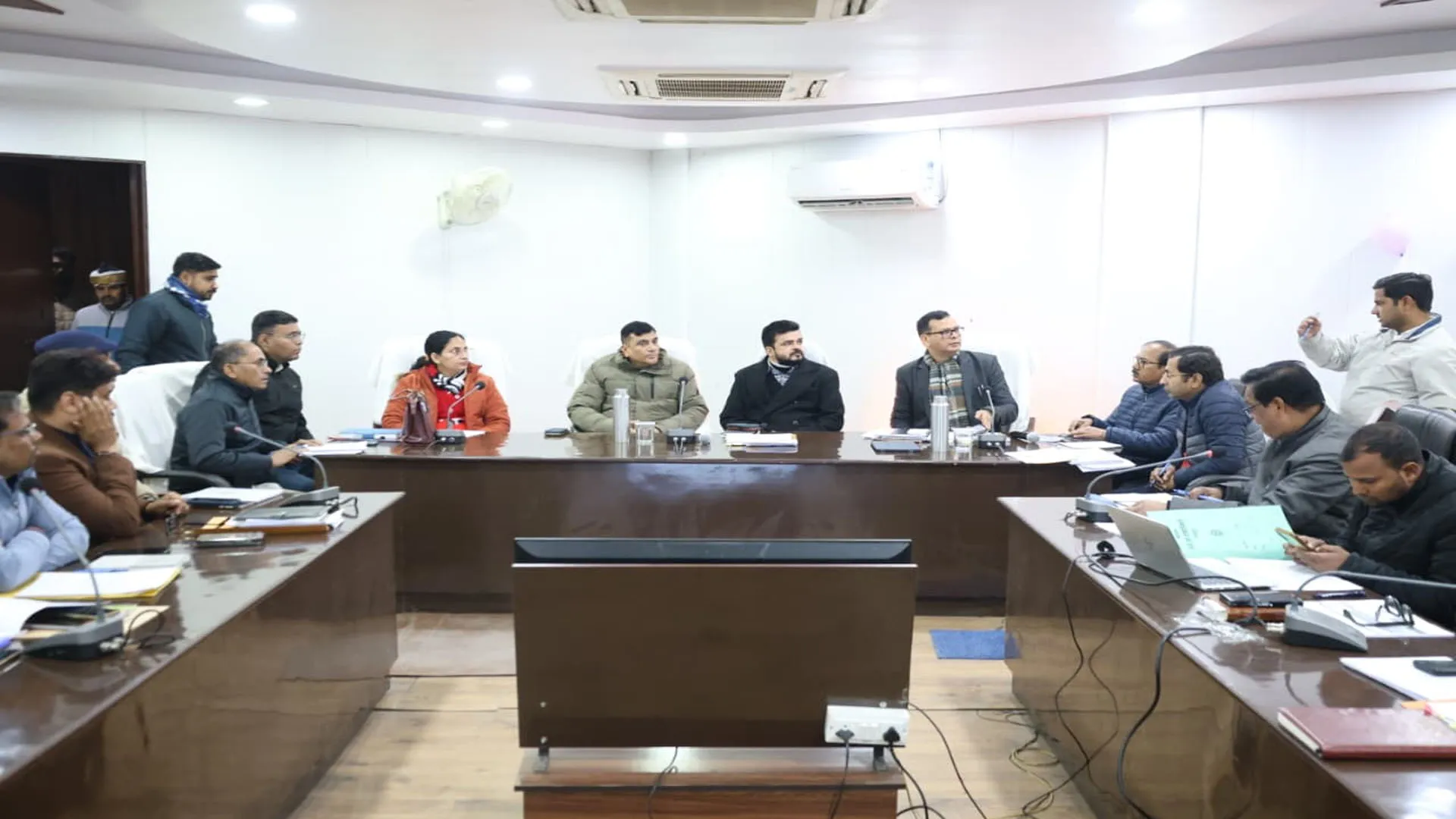 UP: डीएम ने बीएसए और अल्पसंख्यक अधिकारी के वेतन रोकने के निर्देश