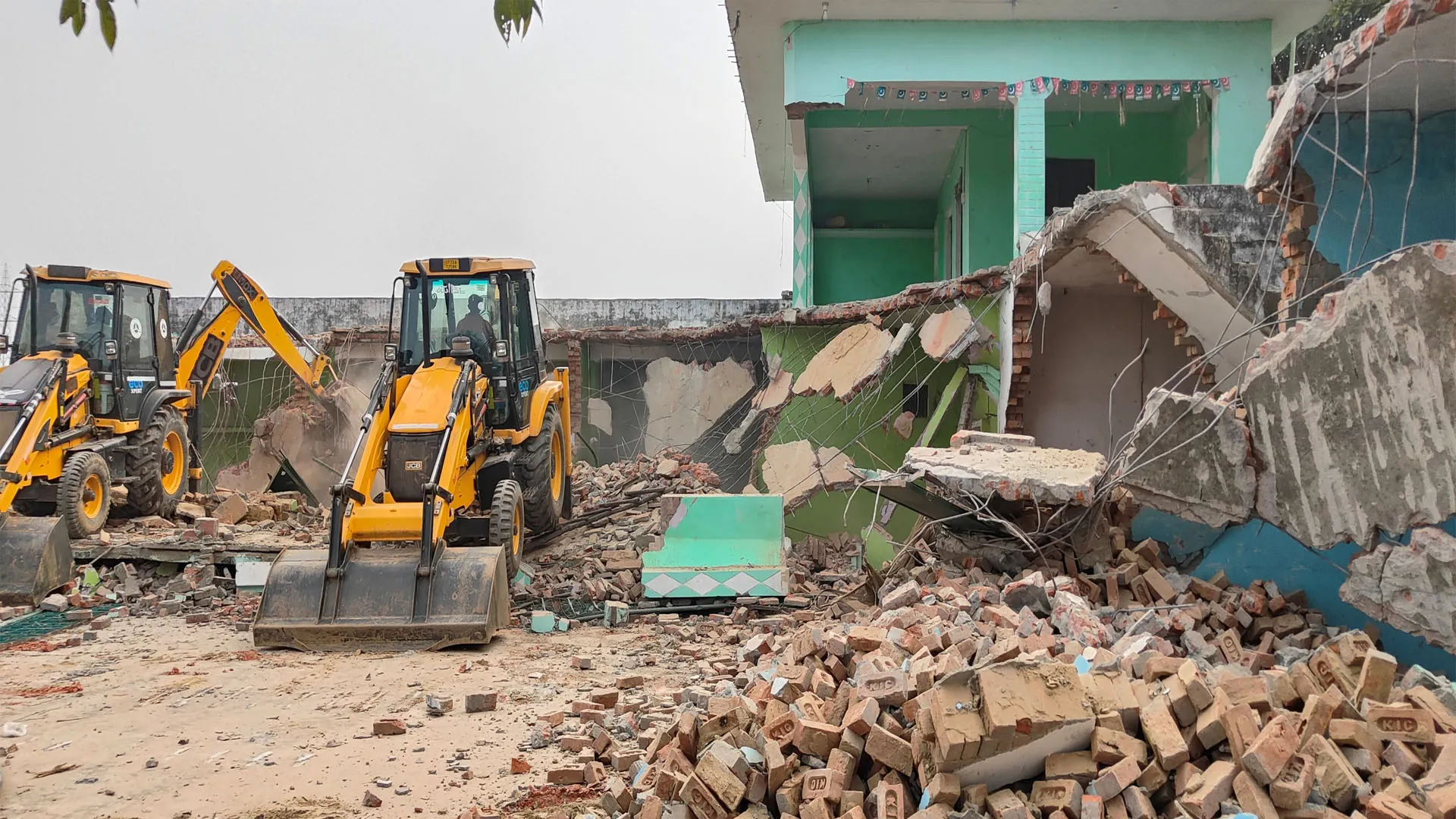 UP: सलेमपुर सलार में बुलडोजरों ने ध्वस्त किया मदरसा...करोड़ों की सरकारी जमीन पर था कब्जा