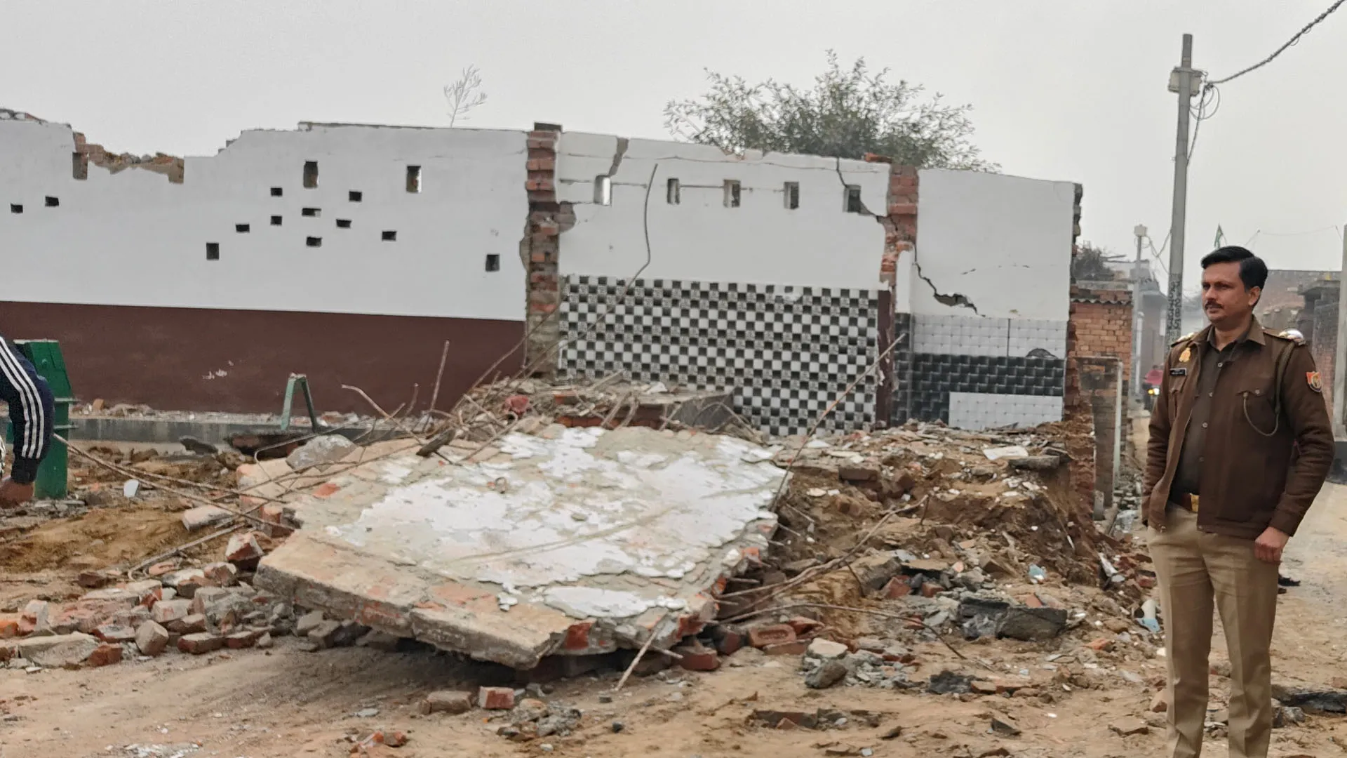 UP: बुलडोजर के डर से खुद तोड़ ली थी मस्जिद, जमीन पर बनेंगे गरीबों के आशियाने