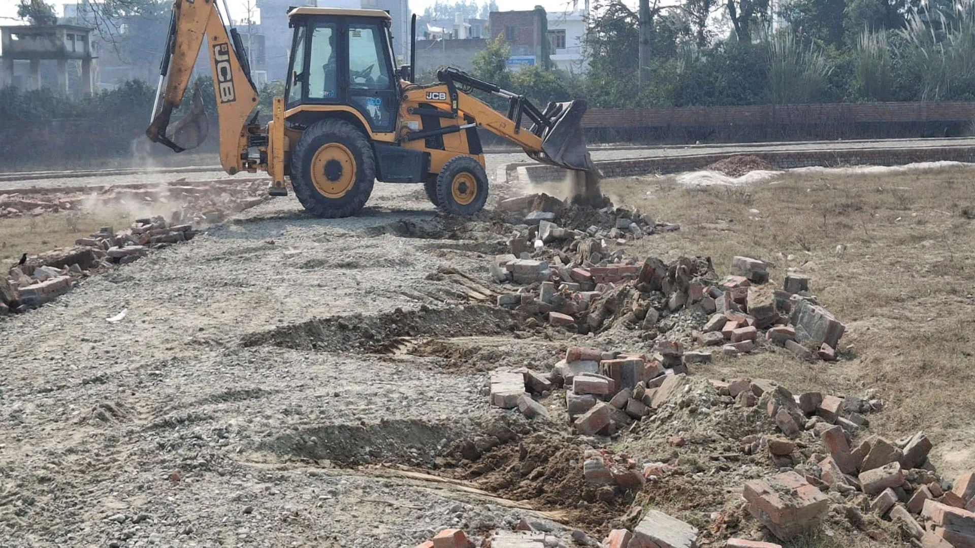 Bareilly : हरुनगला में शराब कारोबारी की अवैध कॉलोनी पर चला बीडीए का बुलडोजर