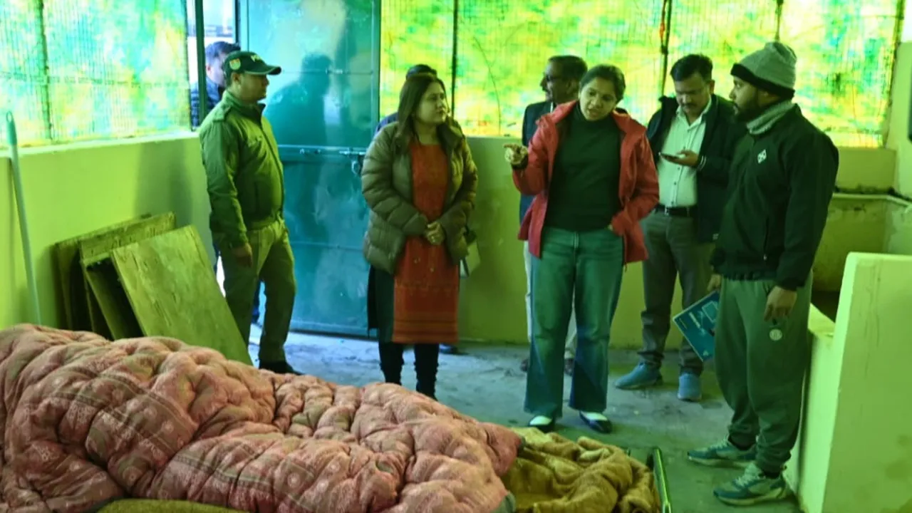 उत्तराखंड : मुनि की रेती में व्यवस्थाओं का डीएम ने लिया जायजा, रैन बसेरा में ठहरे बीमार व्यक्ति के इलाज के दिये निर्देश 