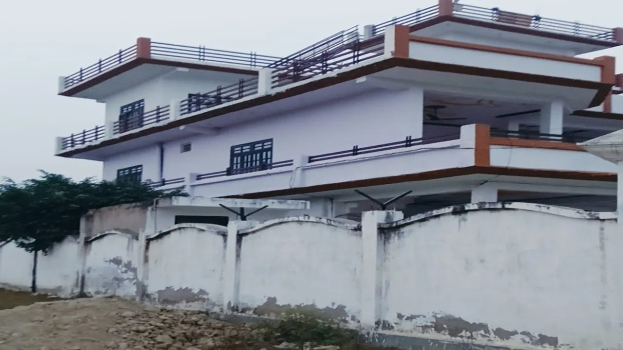 बाराबंकी : प्रधान पति की कोठी अवैध घोषित, 3.60 लाख का जुर्माना