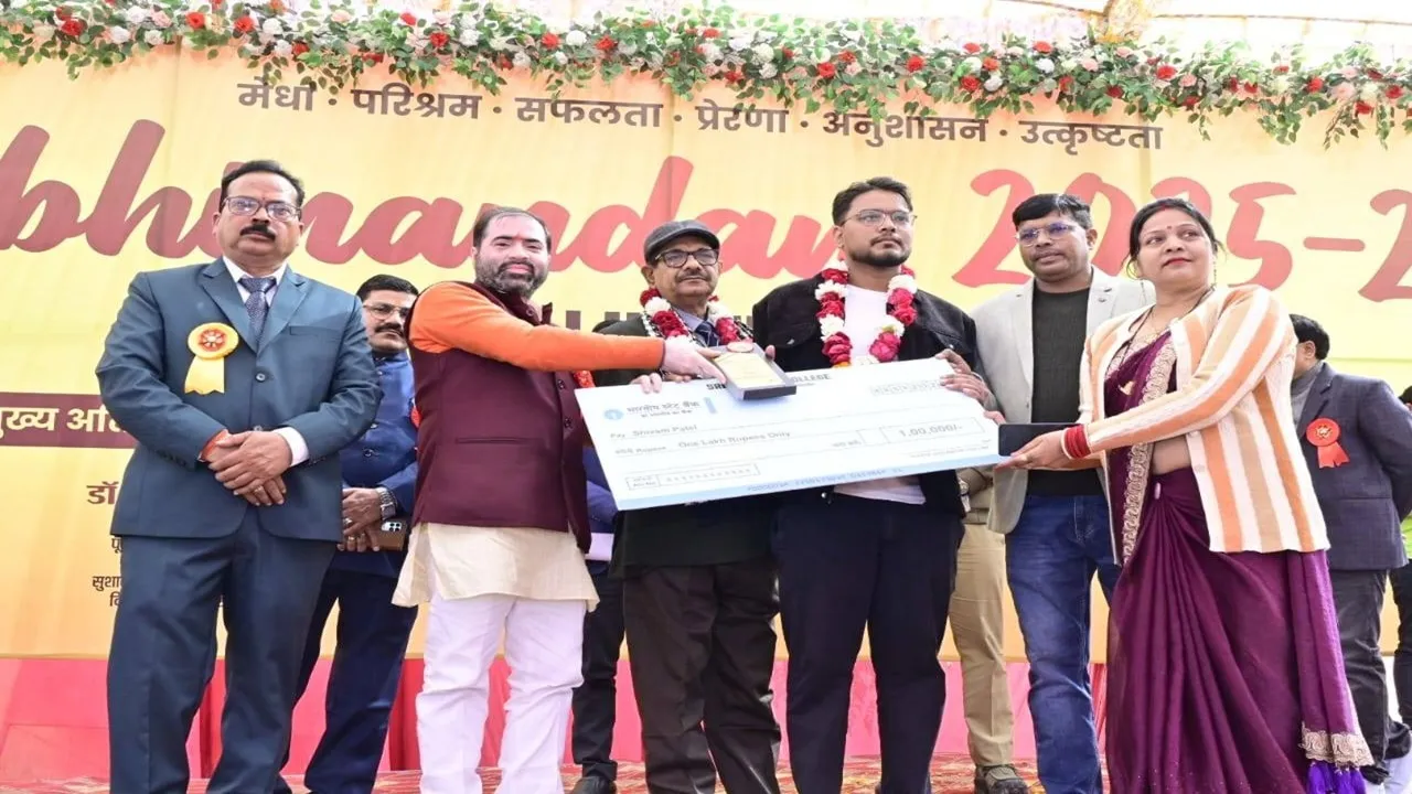 बाराबंकी : मेधावियों का अभिनंदन समारोह, 52 छात्र-छात्राएं सम्मानित, मंत्री सतीश शर्मा रहे मौजूद