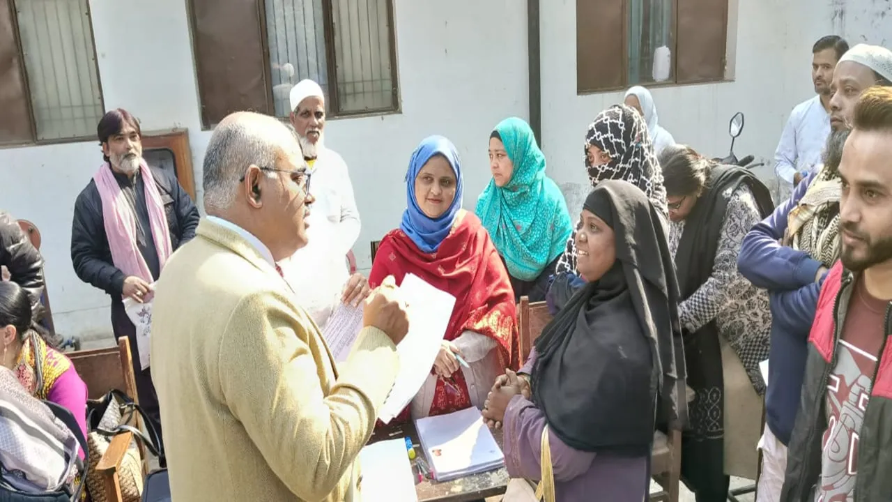 कानपुर : GGIC समेत कई बूथों पर BLO का कार्य देखने पहुंचे डीएम, मतदाताओं से भी किया संवाद 