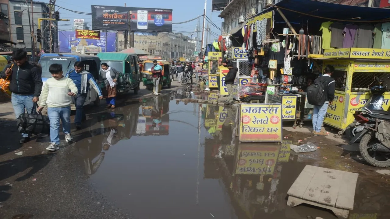 कानपुर : सेंट्रल स्टेशन के बाहर भीषण सीवरभराव, दुकानों में घुसा गंदा पानी, यात्री परेशान 
