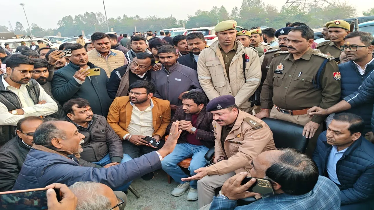 बाराबंकी : पुलिस कार्रवाई से भड़के वकीलों ने फिर घेरा टोल प्लाजा, खोल दिए बूम बैरियर, बिना टोल दिए गुजरे वाहन