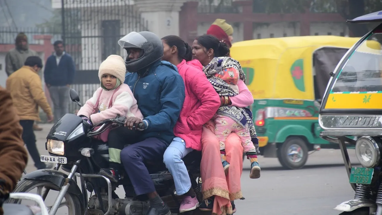 बाराबंकी : मौसम ने ली करवट, कोहरे व हवा ने ठिठुरने को किया मजबूर