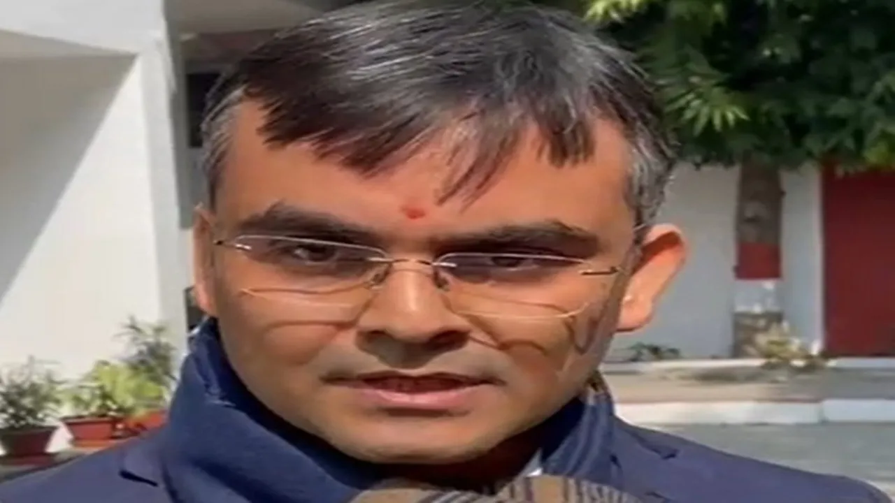 मणिकर्णिका घाट पर कोई मूर्ति नहीं हुई क्षतिग्रस्त, डीएम बोले- सोशल मीडिया पर फैलाए जा रहे निराधार दावे 