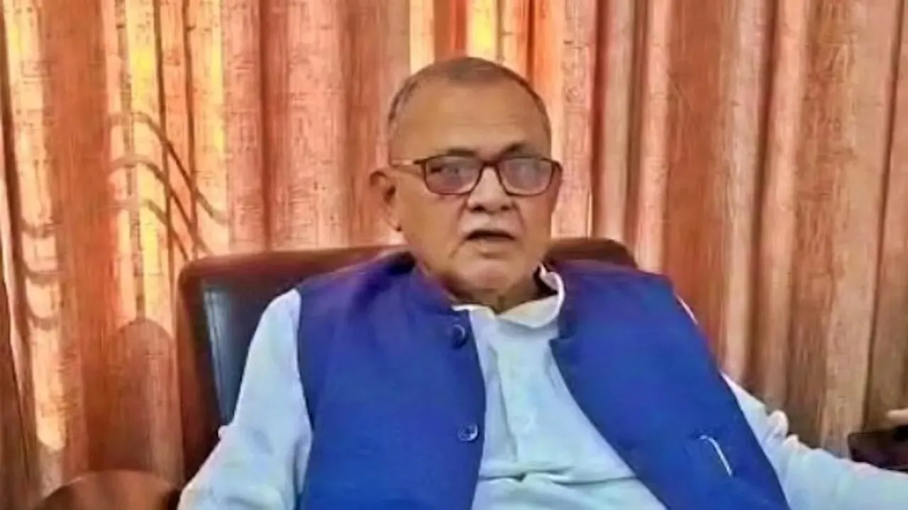 बलिया : कार्यक्रम में मुख्य अतिथि न बनाए जाने पर सपा सांसद के बिगड़े बोल, कहा- जूतों से पीटा जाना चाहिए  