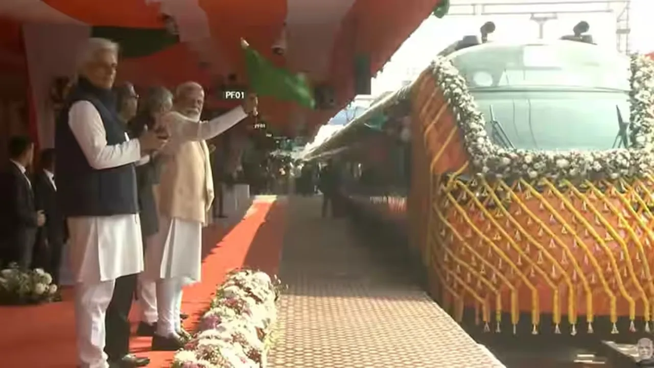 PM मोदी ने मालदा से देश की पहली वंदे भारत स्लीपर ट्रेन को दिखाई हरी झंडी, कहा- भारत को जोड़ना हमारी प्राथमिकता 