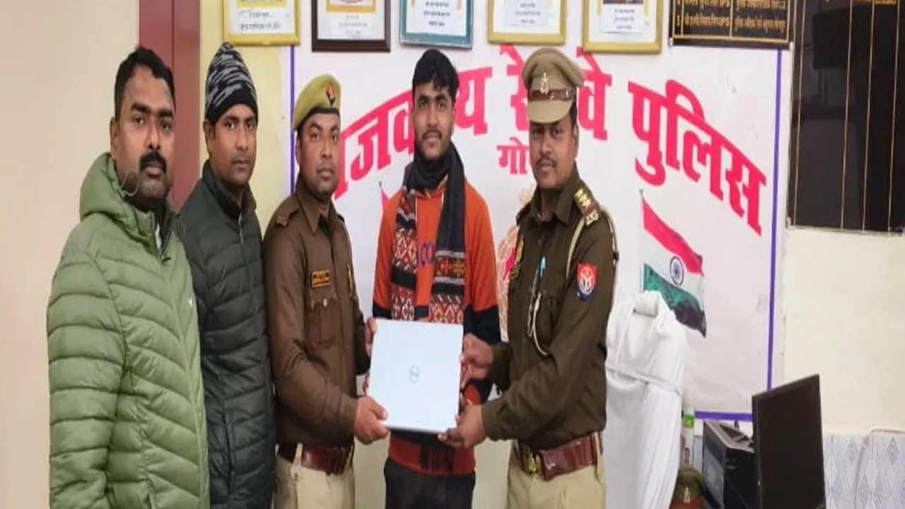 गोंडा : बरौनी-लखनऊ एक्सप्रेस में गुम हुआ बैग पुलिस ने लौटाया