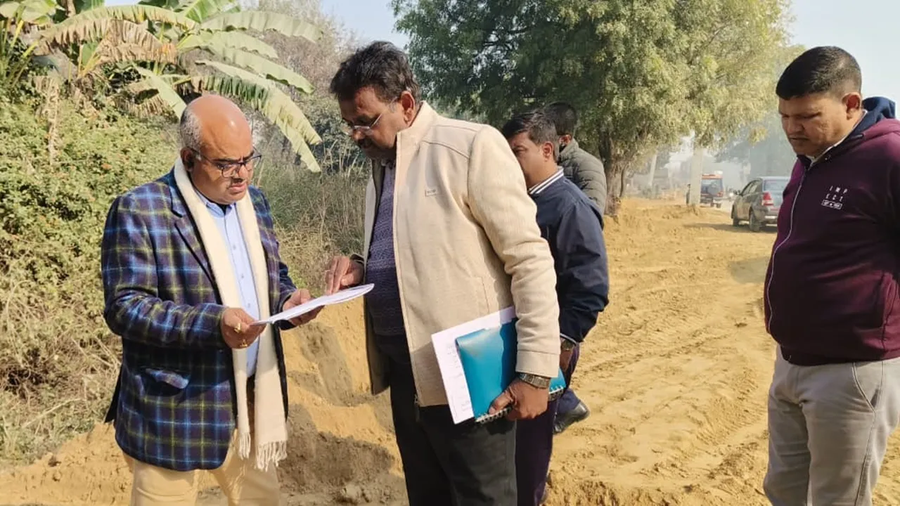 कानपुर : पेड़ व पोल शिफ्टिंग हुई नहीं तो कैसे अगस्त तक होगा बिठूर-मंधना मार्ग चौड़ा, DM ने दिए कार्य में तेजी लाने के निर्देश