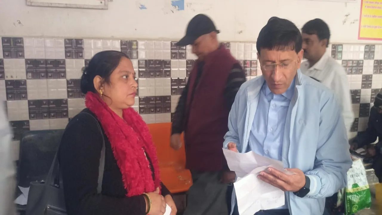 कानपुर हैलट : निरीक्षण में प्राचार्य को पर्चे पर लिखी मिली बाहर की दवा और जांच, डॉक्टर पर होगी कार्रवाई 