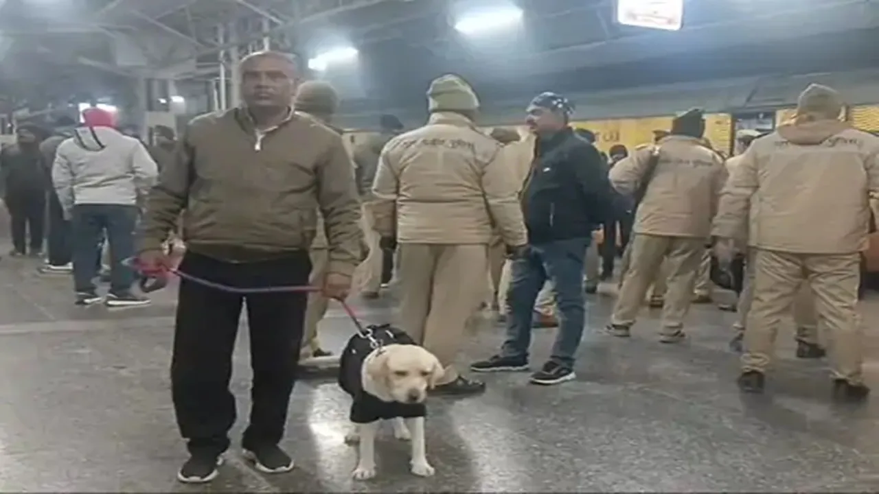 चंदौली : तेजस राजधानी ट्रेन में बम की अफवाह से अफरातफरी, सुरक्षा एजेंसियों ने ली तलाशी