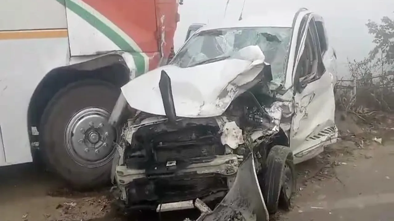 बाराबंकी में हाईवे पर भीषण हादसा : रोडवेज बस ने इनोवा-अर्टिगा कार को मारी जोरदार टक्कर, एक की मौत व 10 लोग घायल 