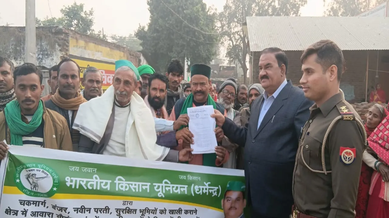 बाराबंकी : अधिकारियों की अनुपस्थिति पर किसानों का पैदल मार्च, प्रशासन ने समस्याओं के समाधान का दिया आश्वासन