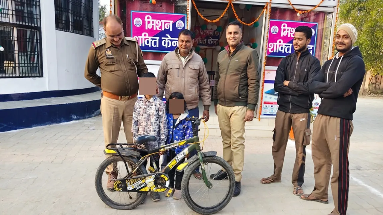 रायबरेली : नन्हे कंधों पर उम्र से बड़ी जिम्मेदारी लेकर निकला भाई... बहन भी रही साथ, एक दृश्य जिसने पत्थर दिल को भी पिघला दिया