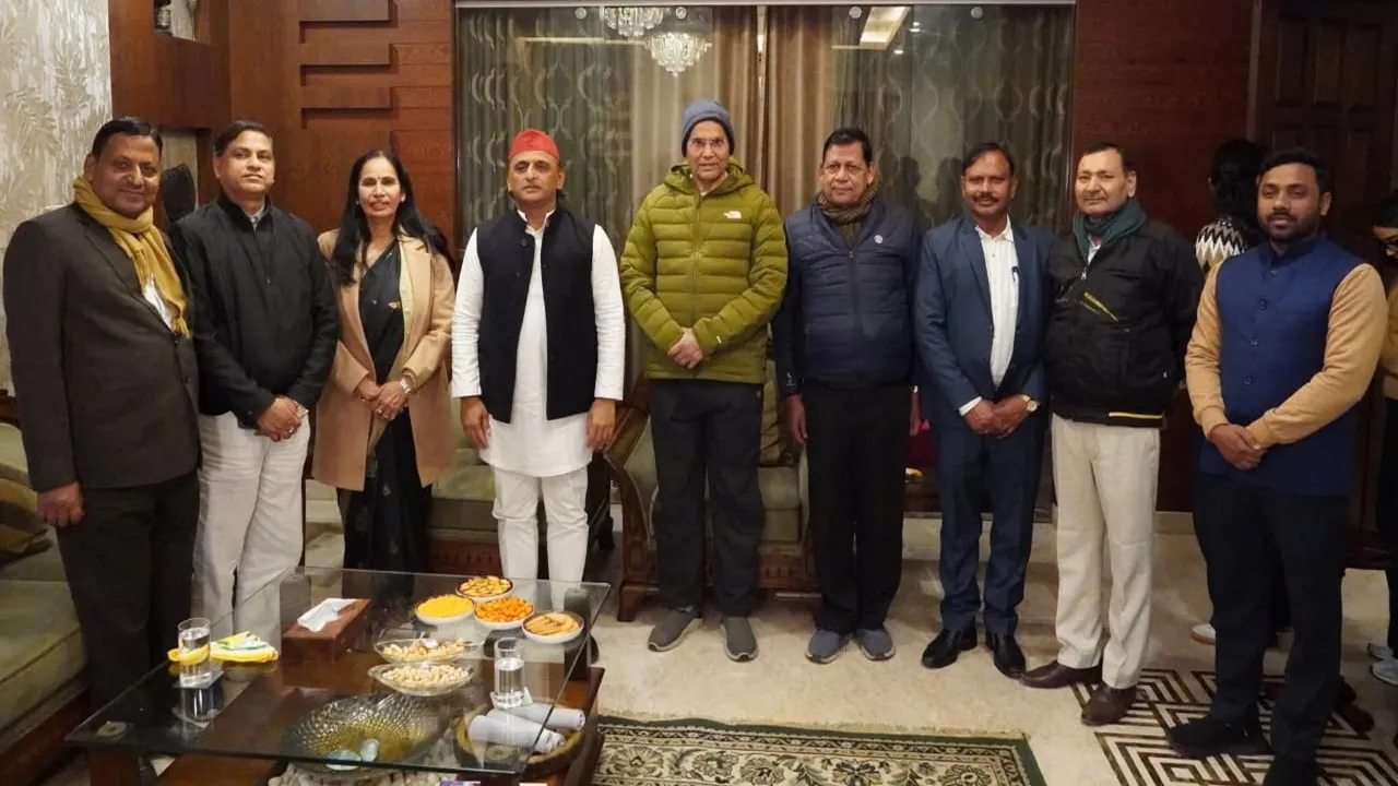 अखिलेश यादव पहुंचे प्रतापगढ़ सांसद डॉ. एसपी के आवास, जाना कुशलक्षेम