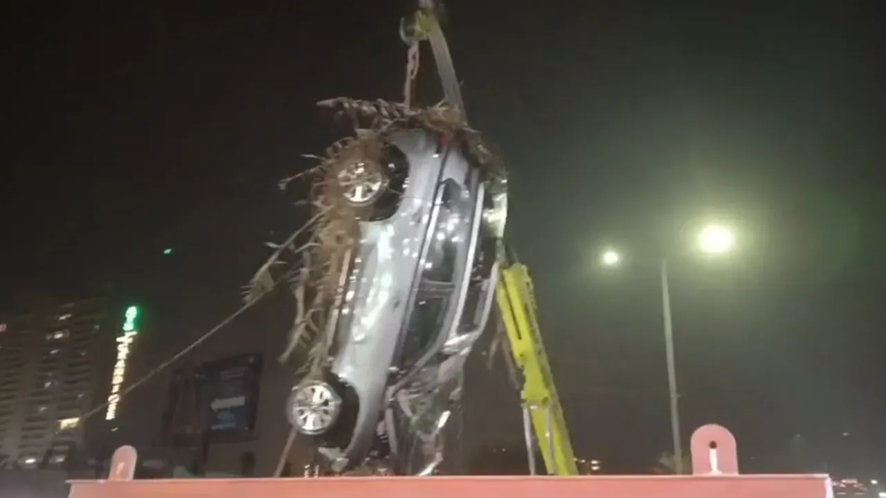 नोएडा : चार दिन बाद पानी से बाहर निकाली गयी सॉफ्टवेयर इंजीनियर की कार 