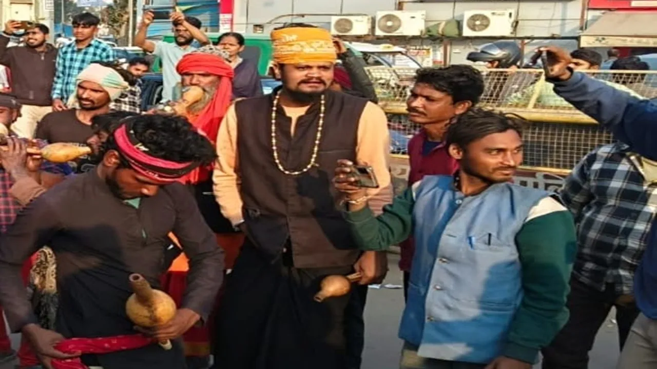 KGMU: सपेरा समाज का अनोखा प्रदर्शन, केजीएमयू के सामने बजाई बीन, लगाया यह बड़ा आरोप