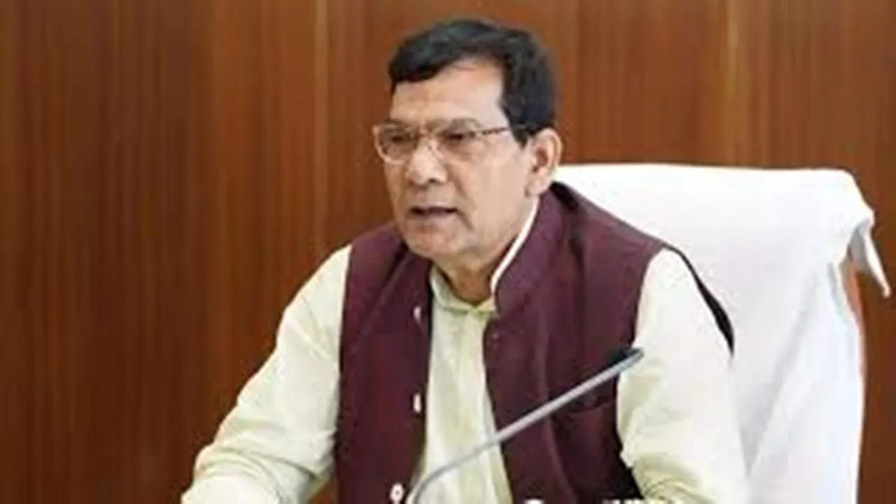 मंत्री एके शर्मा की जनसुनवाई में रिश्वत की शिकायत, बिजली विभाग का जेई निलंबित, लाइनमैन की सेवा समाप्त
